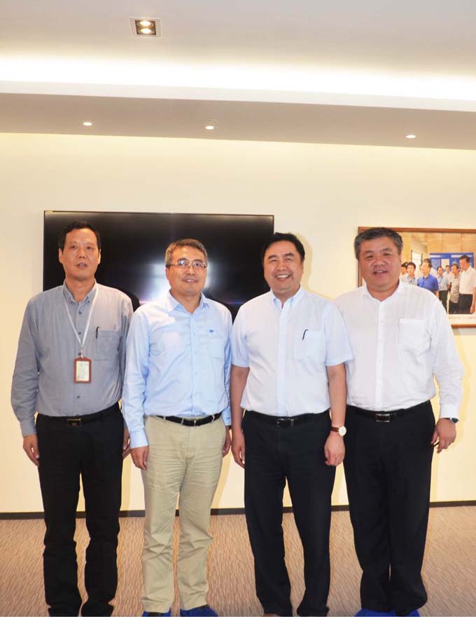 趙振元同志、何平書記與上海寶冶集團(tuán)董事長王石磊、總經(jīng)理陳剛親切合影.jpg