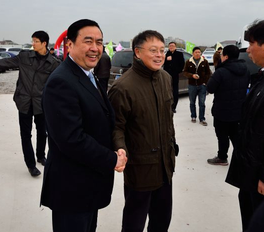 趙振元同志與上?？萍即髮W校長江綿恒親切交談.jpg