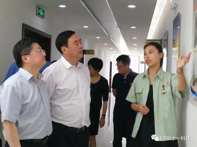 7-趙振元、孫鴻偉及會(huì)議代表參觀江蘇太極文化墻.jpg