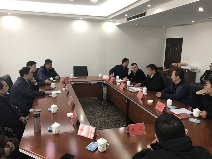 11-鞏義市委書(shū)記袁三軍、市人大主任李明楨、市政協(xié)主席談得勝、市委常委、市委辦主任朱軍、副市長(zhǎng)劉軍杰、鞏東新區(qū)副主任劉亞濤等與太極實(shí)業(yè)董事長(zhǎng)、十一科技法人代表趙振元、余才志、陳昌、何斌、趙斌、張松濤、趙遠(yuǎn)遠(yuǎn)、魏靜等會(huì)談.jpg