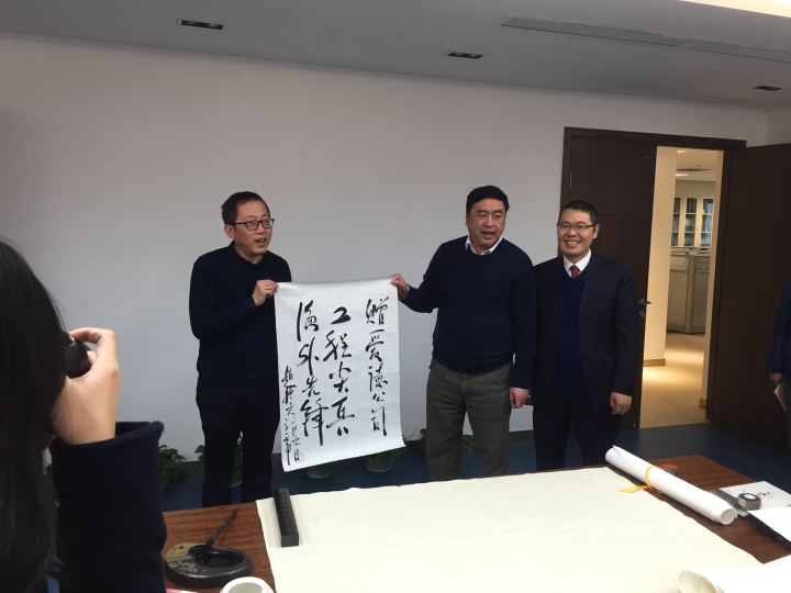 5-趙振元同志與愛(ài)德公司總經(jīng)理鄒克，首席顧問(wèn)崔永祥親切合影.jpg