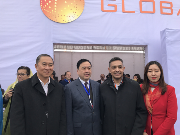 3-趙振元與格羅方德全球首席執(zhí)行官桑杰.賈（右二）、副總裁洪啟財(cái)（左一）等親切合影.jpg