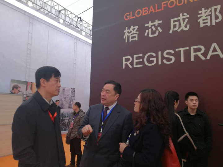 7-趙振元、姚虹副院長(zhǎng)與高新區(qū)管委會(huì)副主任楊東熱情交談.jpg