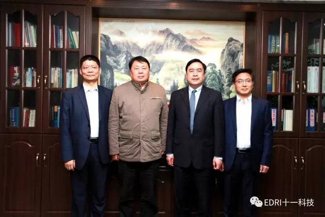 9-趙振元與叢亞?wèn)|、王鵬程、劉成江在辦公室親切合影.webp.jpg