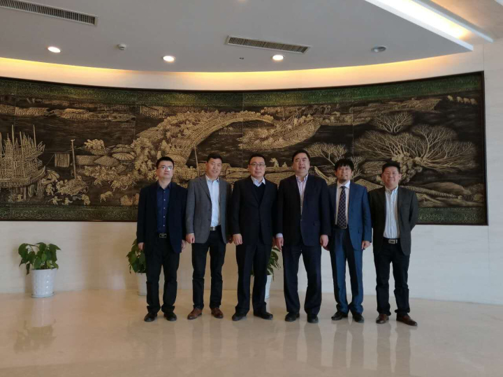 9-趙振元、周安舉、賀奎田、郭明偉與與中天集團(tuán)總裁薛馳、中天科技新能源產(chǎn)業(yè)鏈總經(jīng)理曹紅彬親切合影.jpg