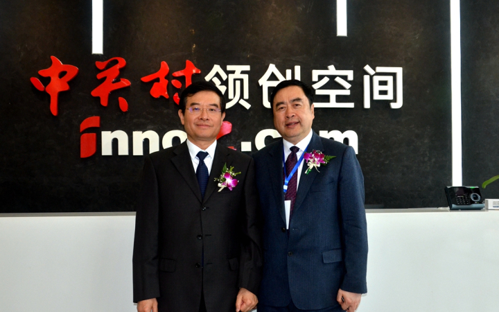 22-趙振元同志與成都市政協(xié)副主席、黨組副書記郝康理親切合影.jpg