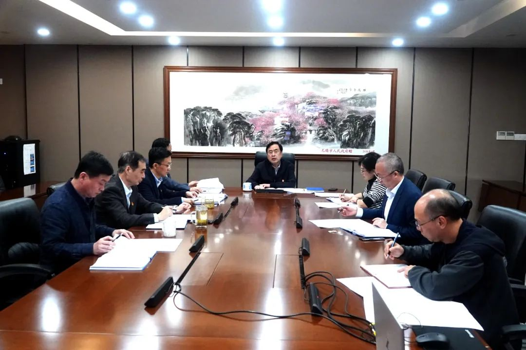 趙振元在黨委中心組學習二十大報告會上提出三個工作要點：第一堅持十年來的正確路線；第二開啟新的一百年征程；第三堅持電子和新能源領(lǐng)域外開辟更多新的賽道_副本.png