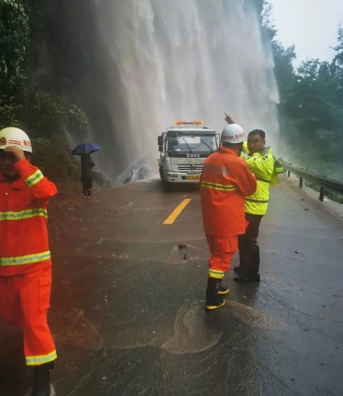 生死救援 奉節(jié)警方關(guān)鍵時(shí)刻顯擔(dān)當(dāng)，清障服務(wù)鑄平安